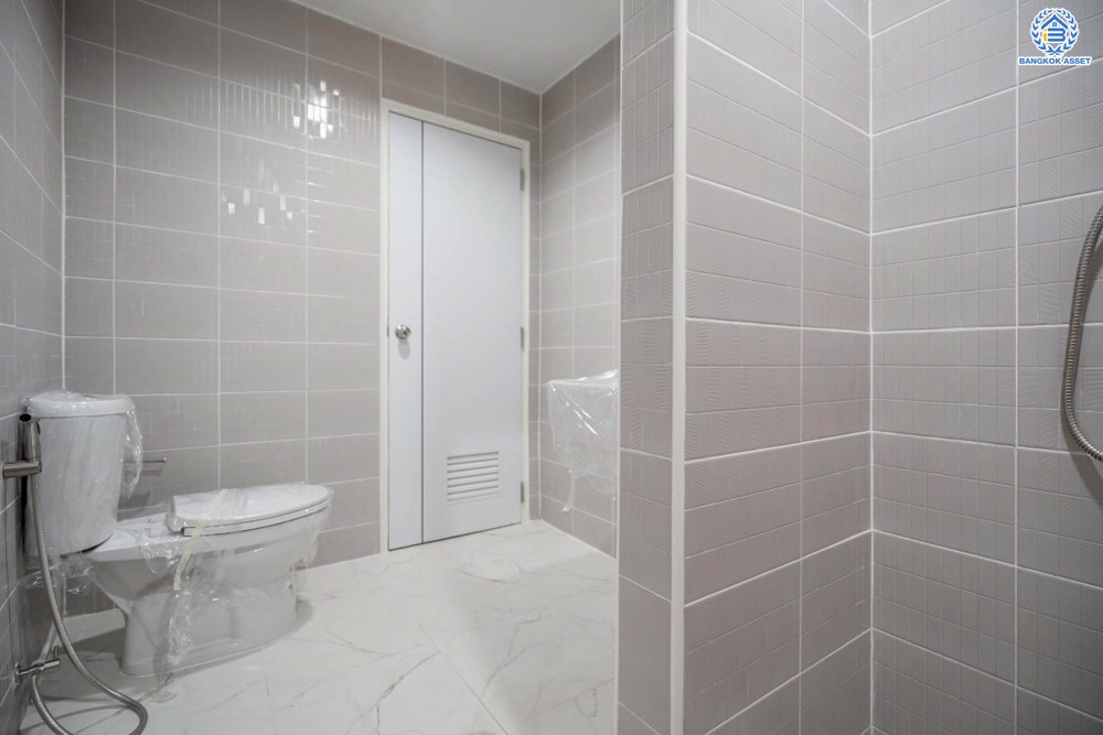 บ้านมือสองตกแต่งใหม่ โครงการ ไชน่าทาวน์ รามอินทรา8 เนื้อที่ 22 ตร.ว. ฟังก์ชัน 3 ห้องนอน 3 ห้องน้ำ 1 ที่จอดรถ บนทำเลศักยภาพ เชื่อมต่อถนนรามอินทรา ถนนลาดปลาเค้า ถนนเกษตรนวมินทร์ ใกล้รถไฟฟ้าสายสีเชียว "สถานีเสนานิคม" และทางด่วน "ฉลองรัช"